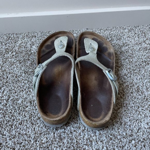 Birkenstock | Pebbled Silver Gizeh Sandal - Size 39 - Picture 4 of 15